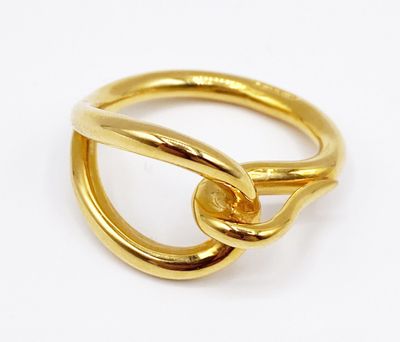 une image d'une bague en or sur fond blanc