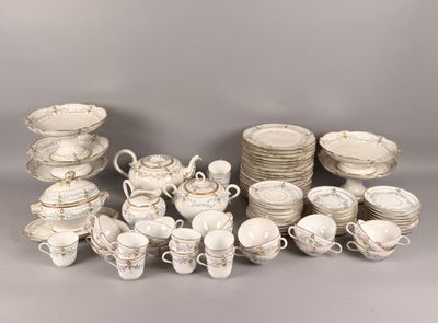 de nombreux types de plats et de tasses sur la table