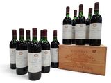 six bouteilles de vin rouge dans une caisse en bois sur fond blanc