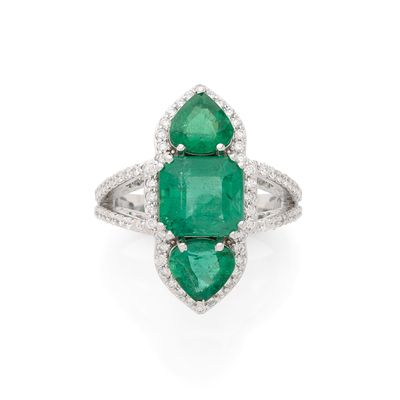 une bague en émeraude et diamant