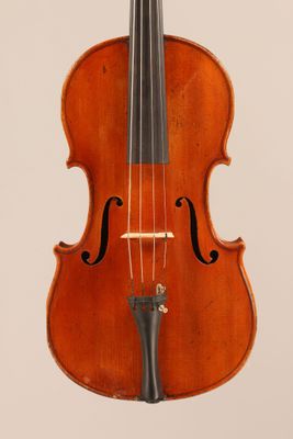 un vieux violon avec un archet sur fond blanc