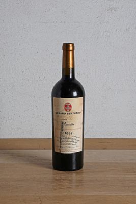 une bouteille de vin rouge posée sur une table en bois