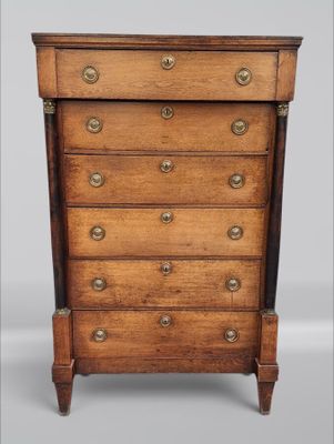 une vieille commode en bois avec des poignées en laiton