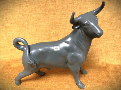 statue d'un taureau avec une étiquette autour du cou