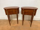 paire de tables de chevet de style français avec poignées en laiton