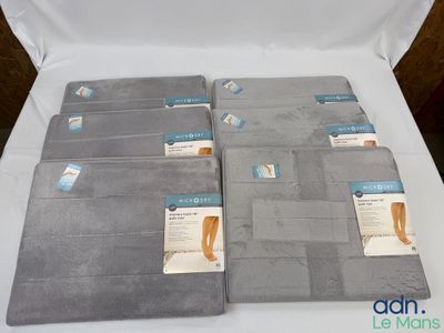 quatre paires de sous-vêtements pour hommes posées sur une table blanche