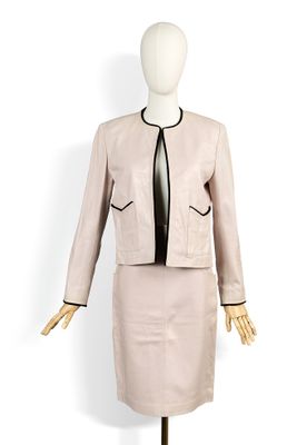 veste et jupe en cuir beige sur un mannequin, mannequin, mannequin, mannequin, mannequin, mannequin, mannequin, mannequin, mannequin, mannequin, mannequin, mannequin, mannequin, mannequin, mannequin, mannequin, mannequin, mannequin, mannequin, mannequin, mannequin, mannequin, mannequin, mannequin, mannequin, mannequin, mannequin, mannequin, mannequin, mannequin, mannequin, mannequin, mannequin, mannequin, mannequin, mannequin, mannequin, mannequin, mannequin, mannequin, mannequin, mannequin, mannequin, mannequin, mannequin,