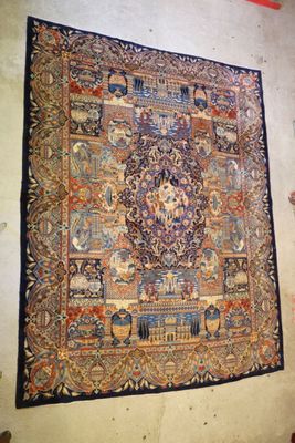 un grand tapis accroché au mur dans une pièce
