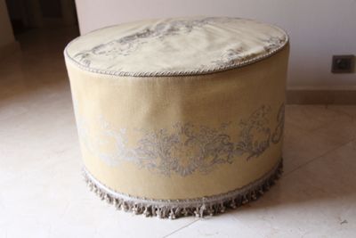 un pouf rond posé à même le sol dans une pièce