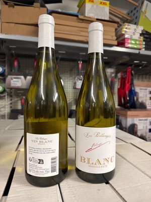 deux bouteilles de vin posées sur une table dans un magasin