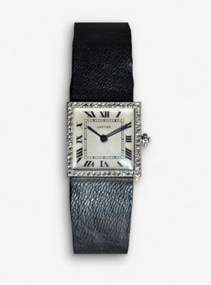 gros plan d'une montre-bracelet avec des chiffres romains