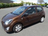 une petite voiture marron garée sur un parking