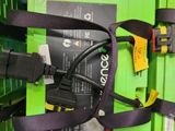 un boîtier vert auquel sont raccordés plusieurs fils