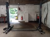 une photo d'un garage équipé d'un pont élévateur