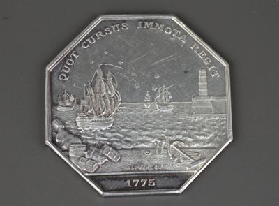 une pièce d'argent sur laquelle est représenté un bateau