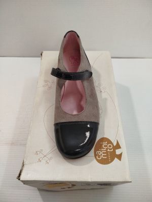 une boîte sur laquelle est posée une paire de chaussures