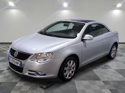 La Volkswagen Jetta argentée est garée sur un sol en carrelage à damier.