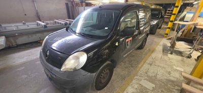 une petite voiture noire garée dans un garage