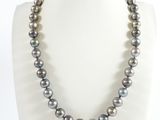 gros plan d'un collier sur un mannequin mannequin mannequin mannequin mannequin mannequin mannequin mannequin mannequin