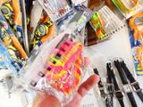 une personne tenant un sac de bonbons devant un tas d'autres bonbons
