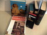 plusieurs livres sont posés sur une table les uns à côté des autres