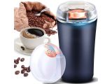 une tasse de café à côté d'une autre tasse de café et d'un paquet de grains de café