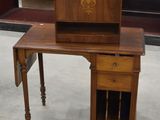 un bureau en bois surmonté d'un tiroir