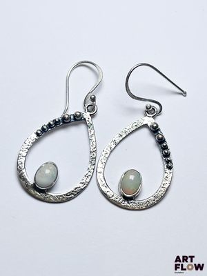 boucles d'oreilles argentées en forme de larme, ornées d'opalite et d'onyx noir
