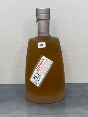 une bouteille de liquide posée sur un plan de travail
