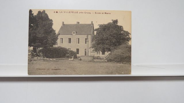 La Villetelle : Ecole et Mairie (Dumousset A 85). TBE. Carte rare...