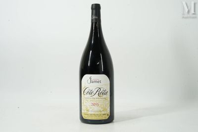 une bouteille de vin posée sur une table