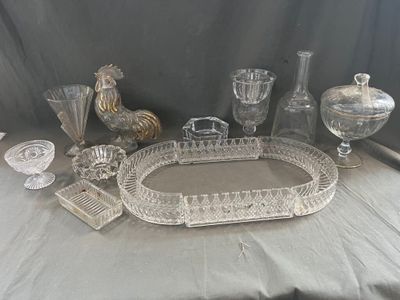 un grand nombre d'objets en verre posés sur une table