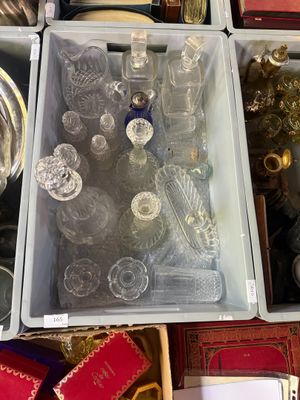 Cette boîte contient de nombreux objets en verre de toutes sortes