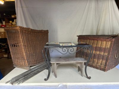 deux chaises en osier et une petite table posée sur une table