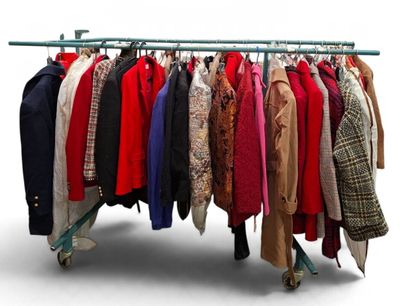 un portant sur lequel sont suspendus des vêtements