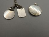 pendentifs en argent et en nacre sur fond noir