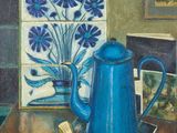 une peinture représentant une théière bleue posée sur une table, à côté d'un tableau