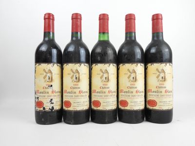 quatre bouteilles de vin rouge sont alignées