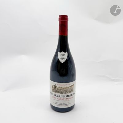 une bouteille de vin posée sur une table