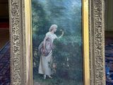 une photo d'une femme tenant une photo à la main