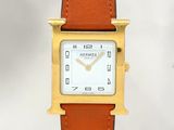 une image montrant un gros plan d'une montre-bracelet avec un bracelet en cuir