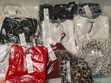beaucoup de vêtements emballés dans des sacs en plastique