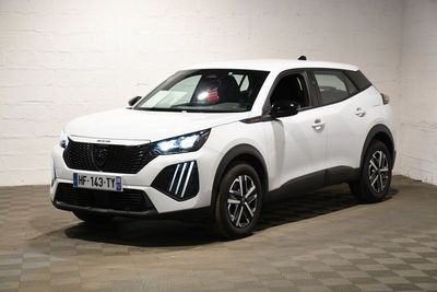Le SUV blanc est garé dans une grande pièce au sol carrelé en damier.