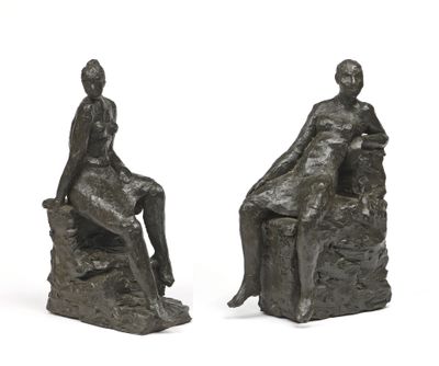 une paire de sculptures en bronze représentant une femme assise sur un rocher et un homme assis sur un rocher