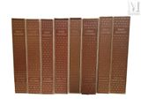 six livres sont alignés sur une surface blanche