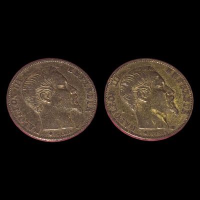 deux pièces d'or, dont l'une représente la tête d'un homme et l'autre celle d'une femme