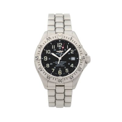 gros plan d'une montre-bracelet sur fond blanc