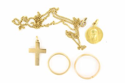 deux bagues, un collier et une croix sur fond blanc