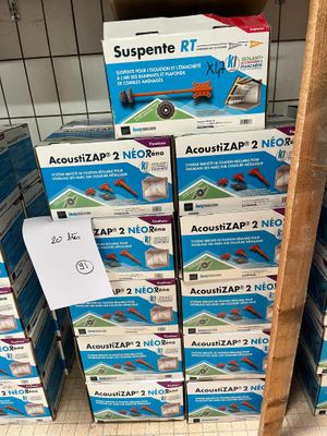 Plusieurs cartons contenant du matériel électronique sont empilés les uns sur les autres dans un magasin.