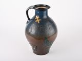 un vase bleu et marron orné d'une croix